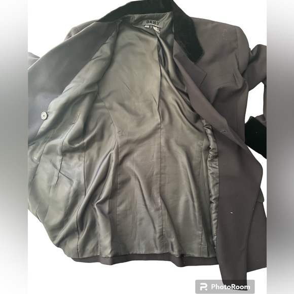 DKNY ESSENTIALS SZ 8 BLACK ONE BUTTON BLAZER VELVET COLOR AND WRISTS VIN… - Picture 10 of 10